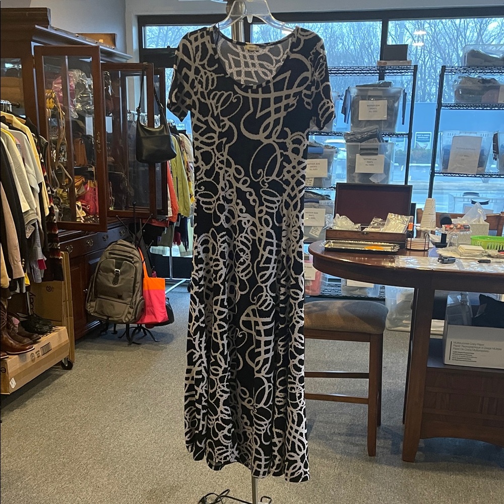 Haani Black and White Abstract Maxi Dress short sleeved